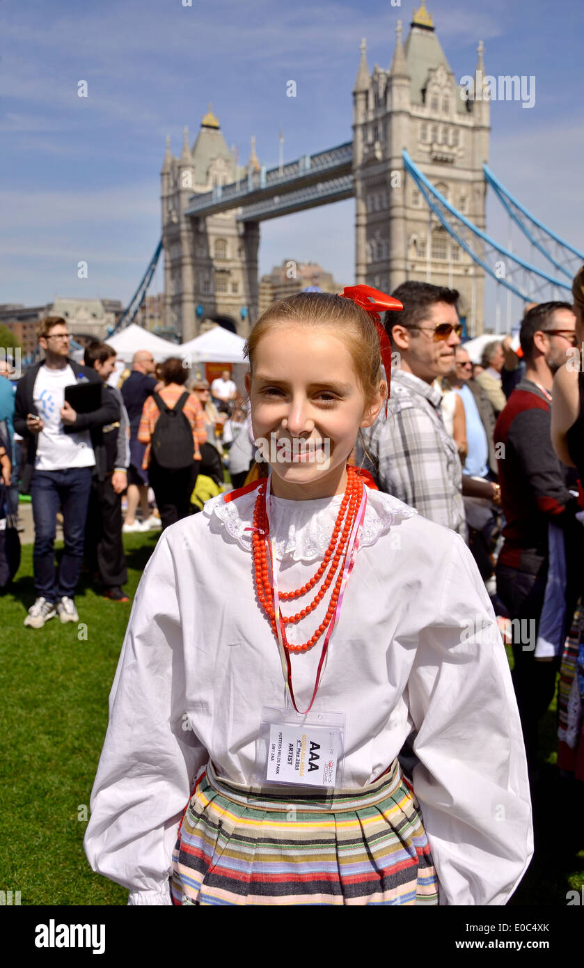 Lucidare il gruppo folk "Karolinka' .'giorni della Polonia " festival polacco evento di massa la cultura polacca. La prima volta presso il fiume Thames Foto Stock