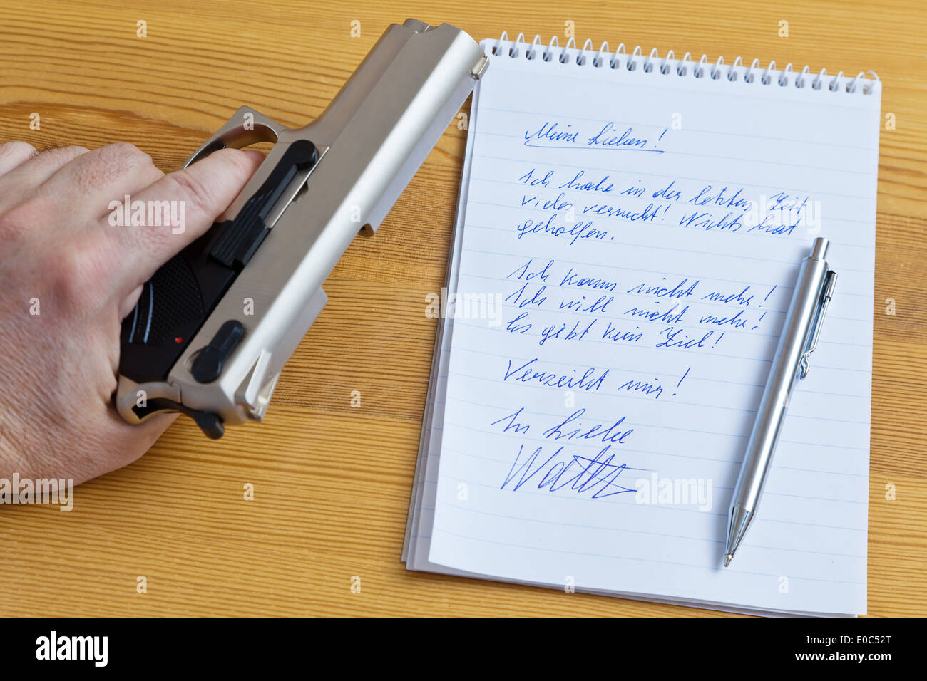 Una lettera di dimissioni e la pistola di un selfmurderer., Ein Abschieds breve und die Pistole eines Selbstmoerders. Foto Stock
