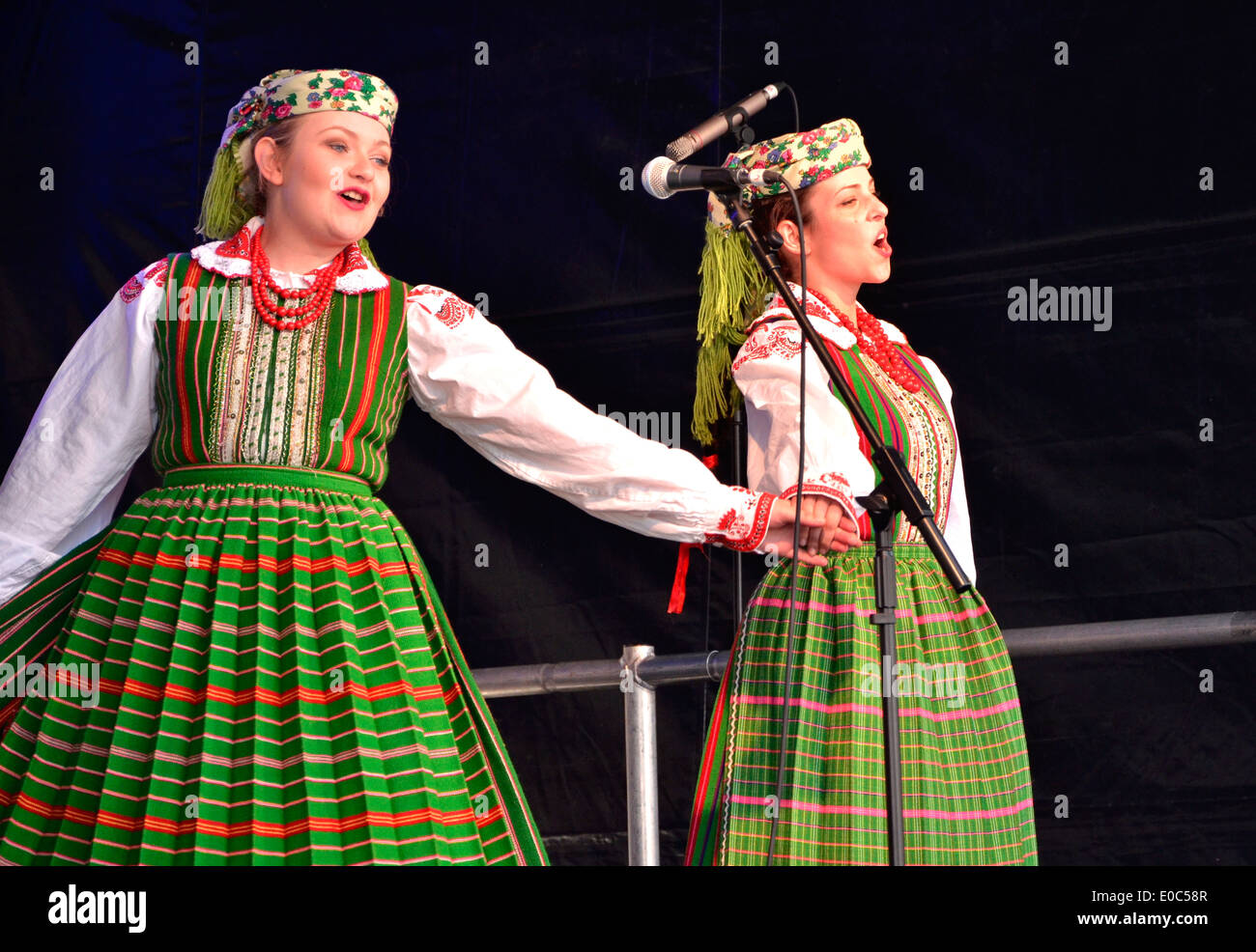 Lucidare il gruppo folk "Karolinka' .'giorni della Polonia " festival polacco evento di massa la cultura polacca. La prima volta presso il fiume Thames Foto Stock