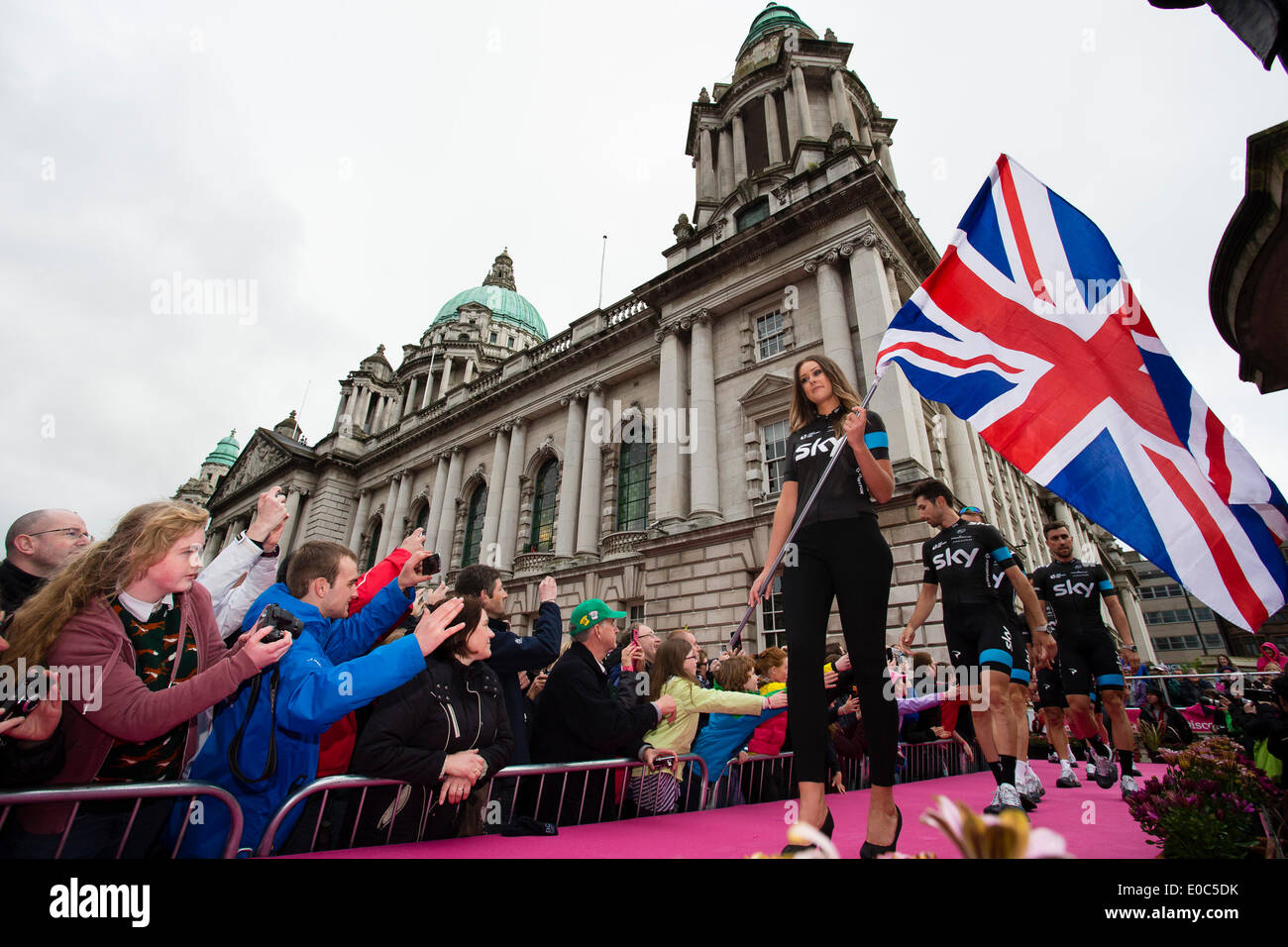 Belfast, N.Irlanda. 8 maggio 2014. Team Sky portano fuori durante la cerimonia di apertura per la grande partenza del Giro d'Italia dal Municipio di Belfast. Credit: Azione Plus immagini di sport/Alamy Live News Foto Stock