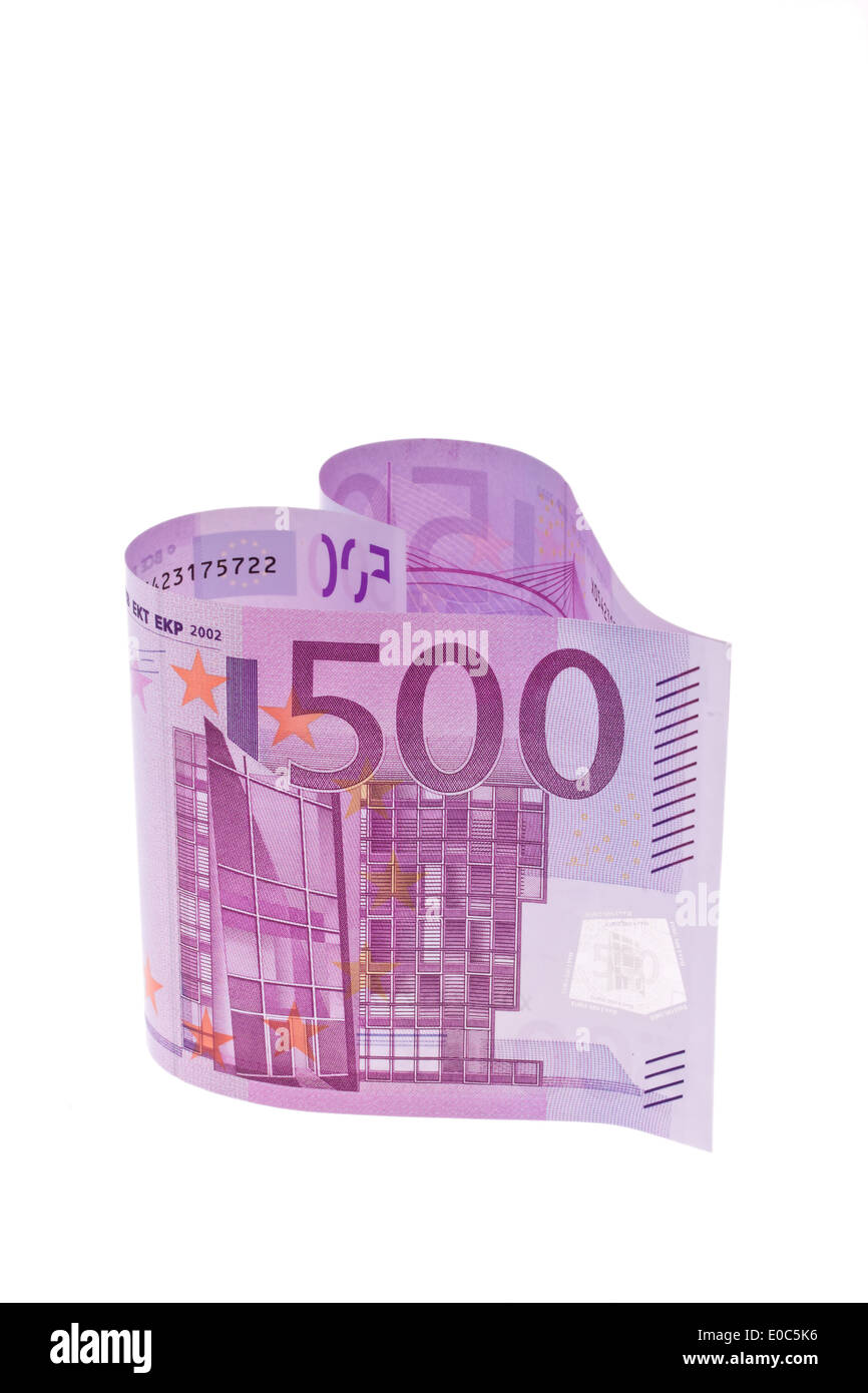 500 euro della banca nota nella forma di un cuore. prima di sfondo bianco, 500 Euro Geldschein in forma eines Herzens. vor weissem H Foto Stock