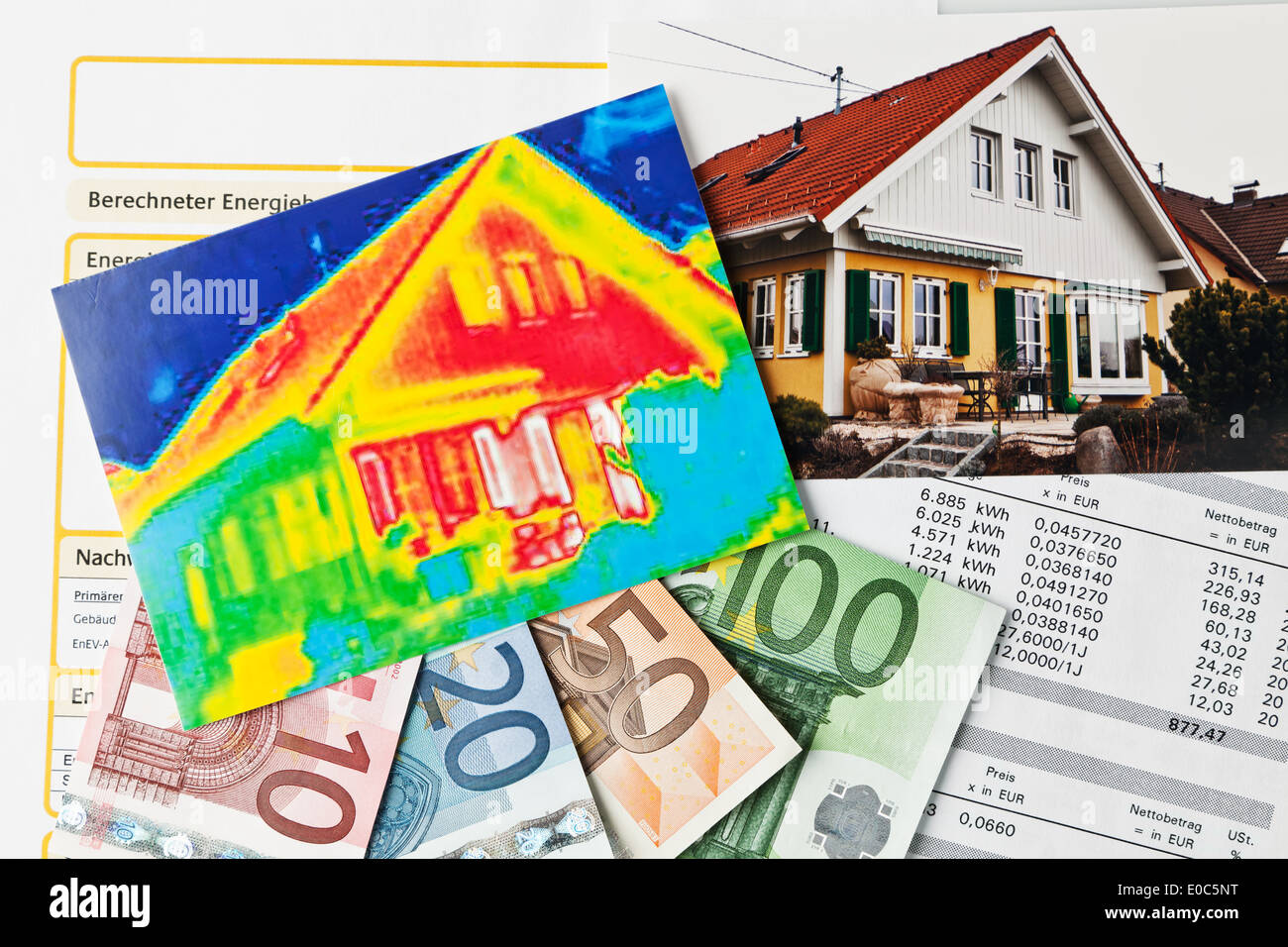 Per il risparmio di energia da isolamento termico. Casa a caldo con foto della fotocamera scatta una foto Foto Stock