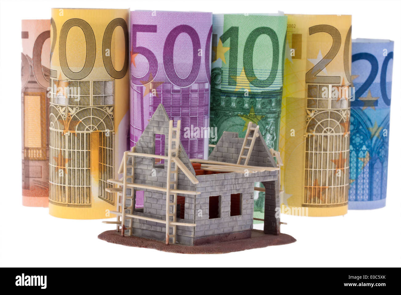 Un sacco di euro di banconote con shell house, Viele Euro Geldscheine Rohbau mit Haus Foto Stock