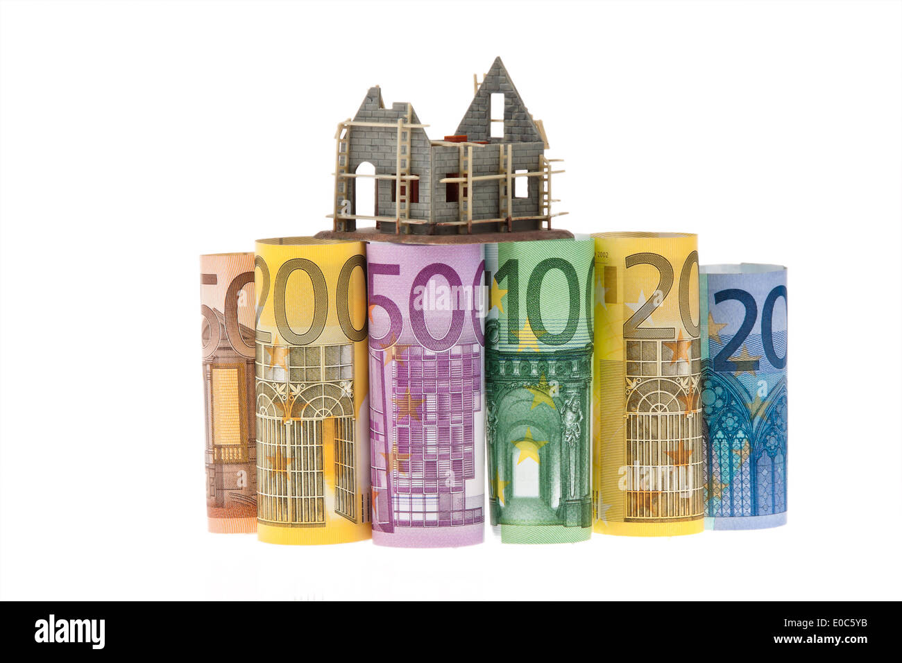 Un sacco di euro di banconote con shell house, Viele Euro Geldscheine Rohbau mit Haus Foto Stock