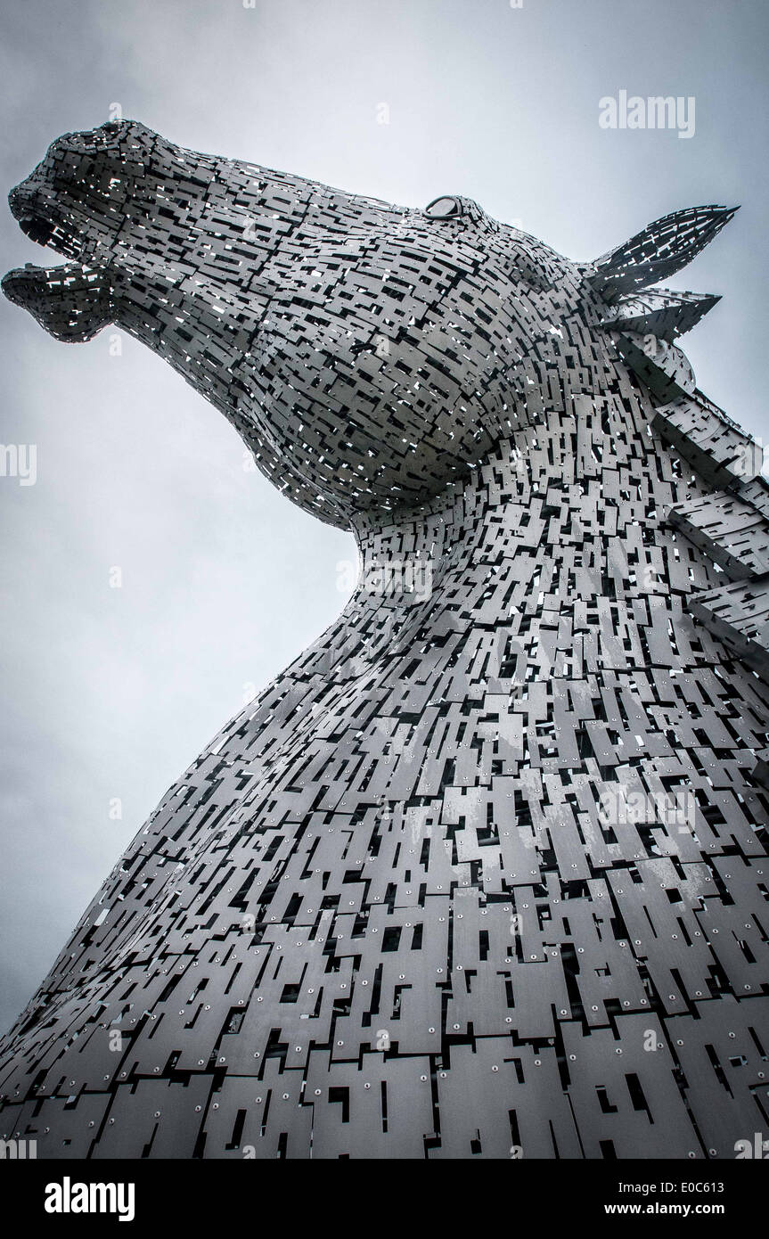 Il Kelpies, progettato e scolpito da scultore scozzese Andy Scott. Essi guardia il canale di Forth e Clyde/Fiume Carron bloccare Foto Stock