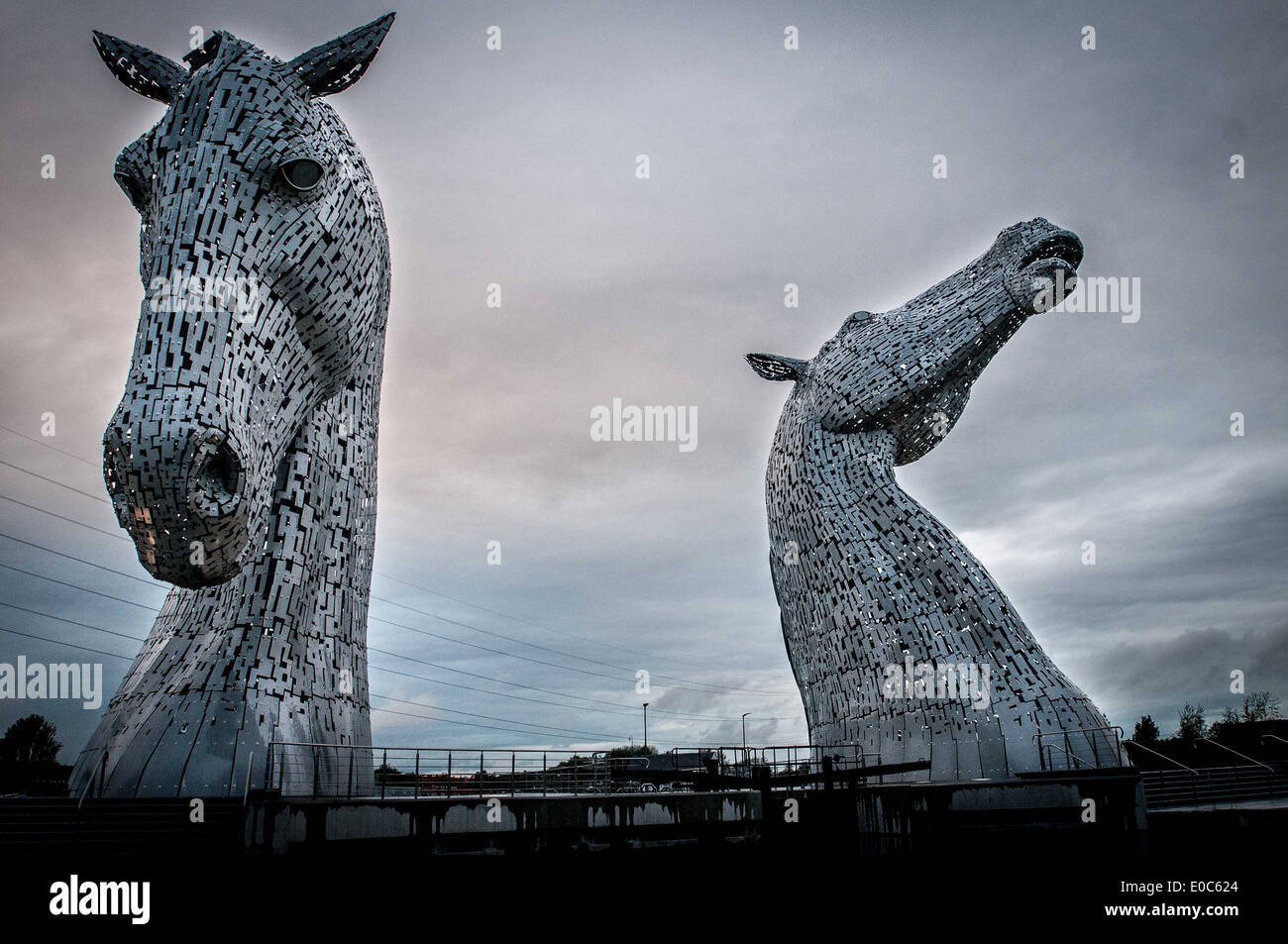 Il Kelpies, progettato e scolpito da scultore scozzese Andy Scott. Essi guardia il canale di Forth e Clyde/Fiume Carron bloccare Foto Stock