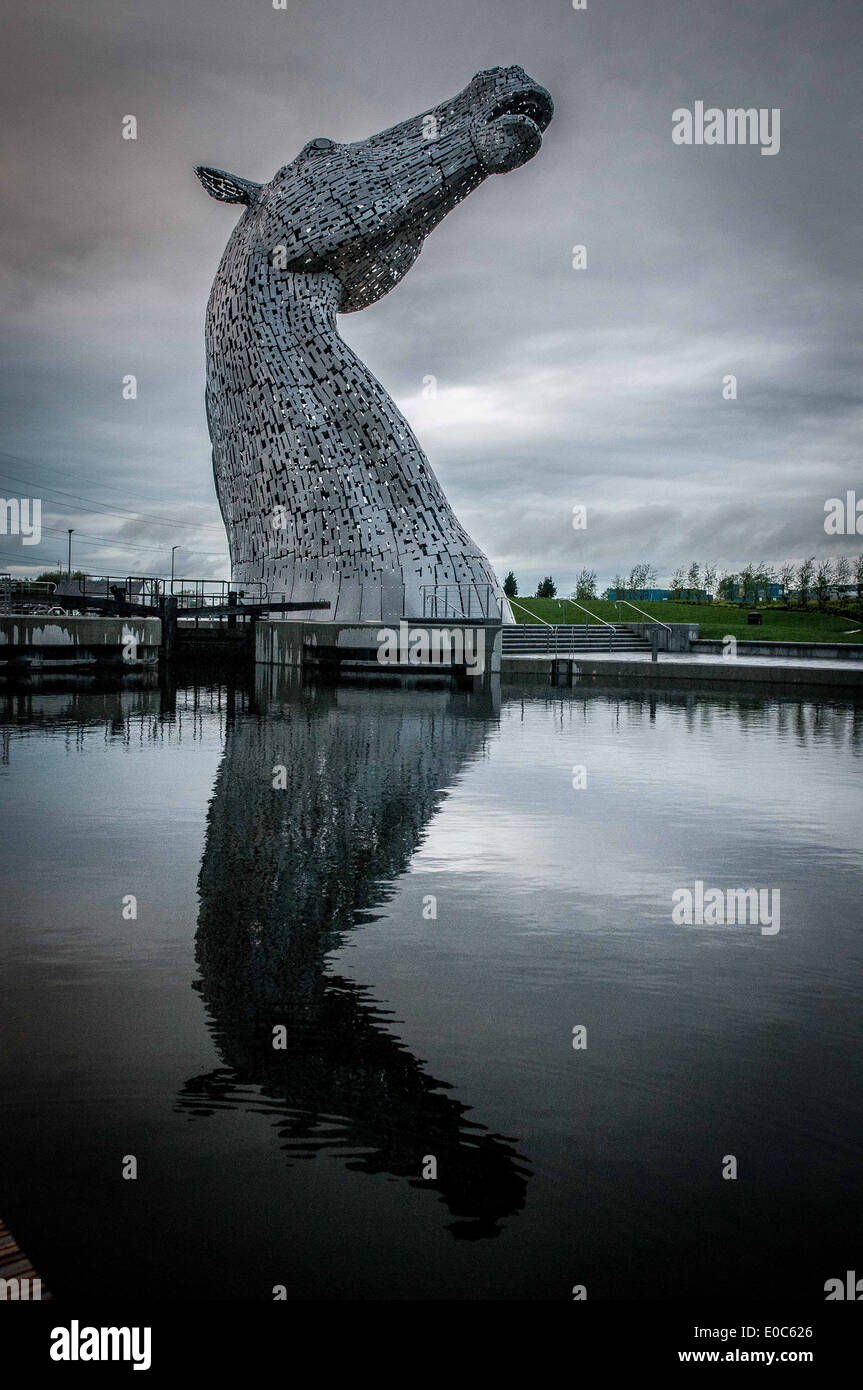 Il Kelpies, progettato e scolpito da scultore scozzese Andy Scott. Essi guardia il canale di Forth e Clyde/Fiume Carron bloccare Foto Stock