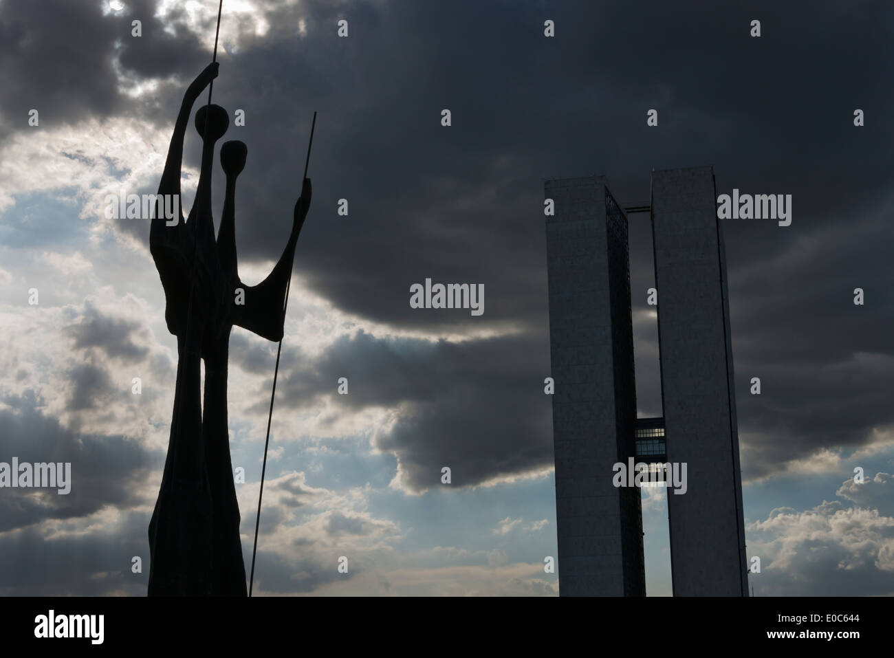 Os Candangos monumento e il Parlamento ufficio torre nel Congresso Nazionale complesso progettato dall architetto Oscar Niemeyer, Brasilia, F Foto Stock