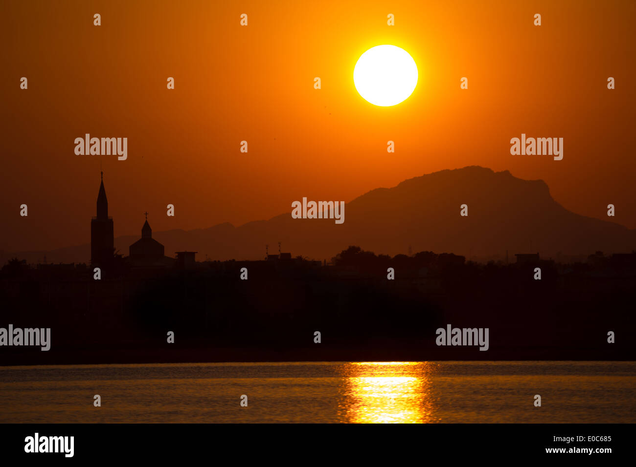 Cattedrale spagnola Silhouette al tramonto Foto Stock