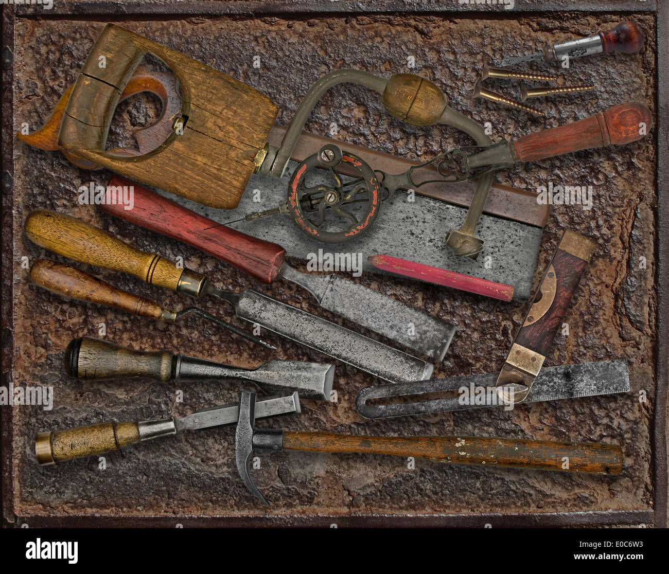 Vintage gli strumenti per la lavorazione del legno su rusty industriale della piastra in metallo Foto Stock