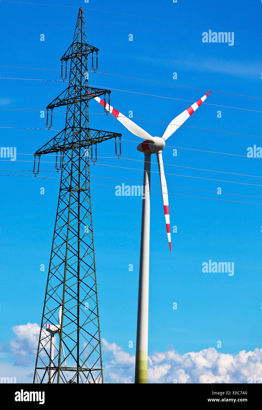 Turbina eolica di un vento di power station. Produzione di alternative e di energia duratura per il flusso di produzione, Windrad eines Wi Foto Stock