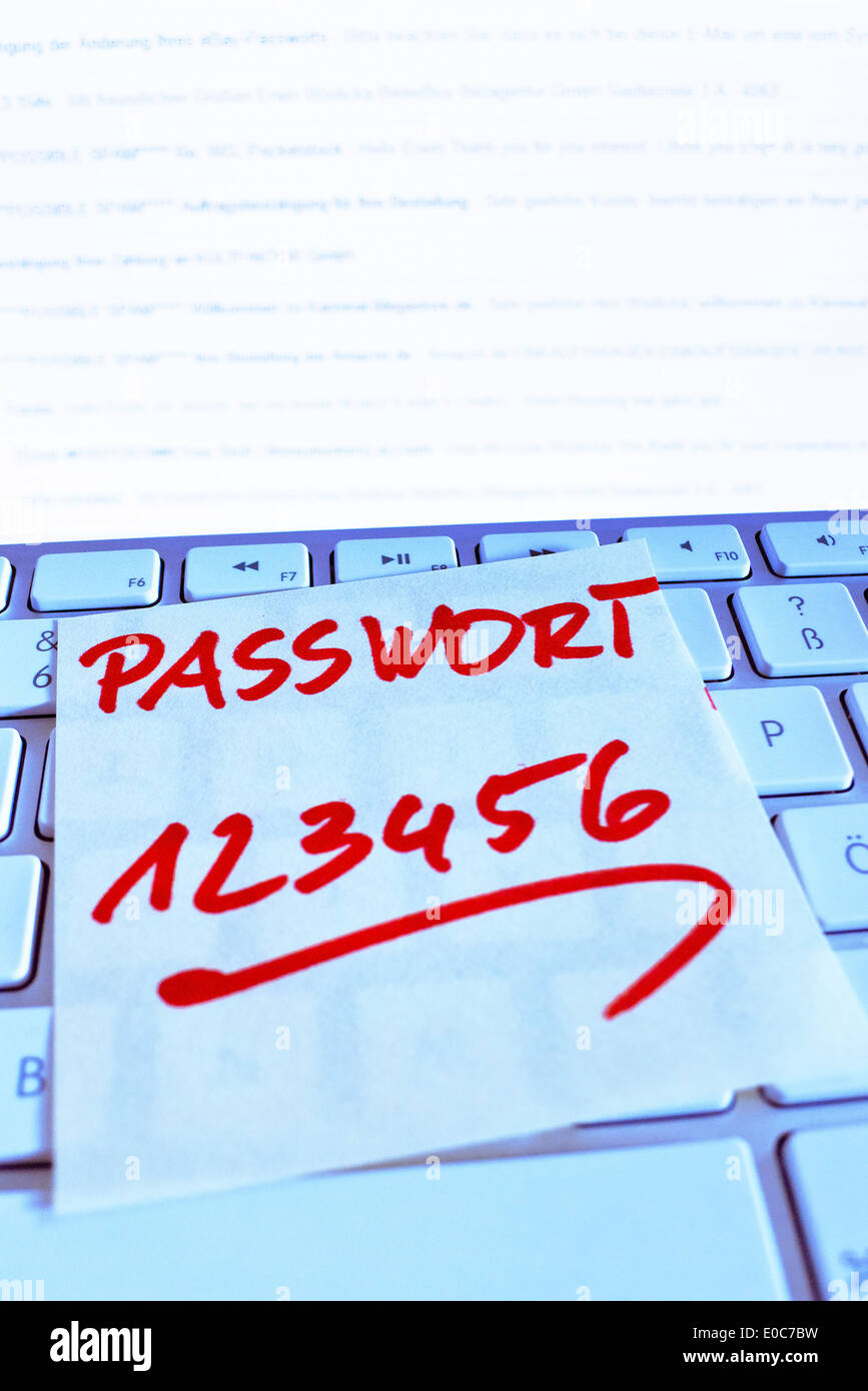 Una nota lo slittamento della carta si trova sulla tastiera di un computer in memoria: Password 123456, Ein Notizzettel liegt auf der Tastatur eines Foto Stock