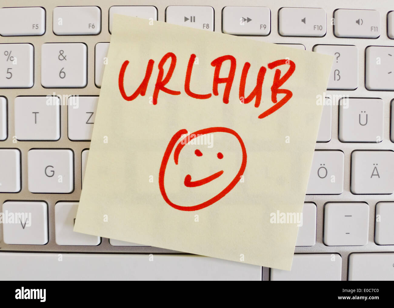 Una nota lo slittamento della carta si trova sulla tastiera di un computer in memoria: vacanze, Ein Notizzettel liegt auf der Tastatur eines Comput Foto Stock