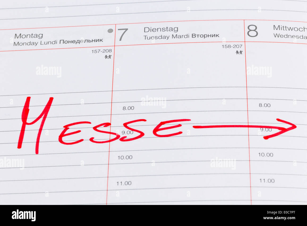 Un appuntamento viene messo giù in un calendario: Fiera, Ein Termin ist in einem Kalender eingetragen: Messe Foto Stock