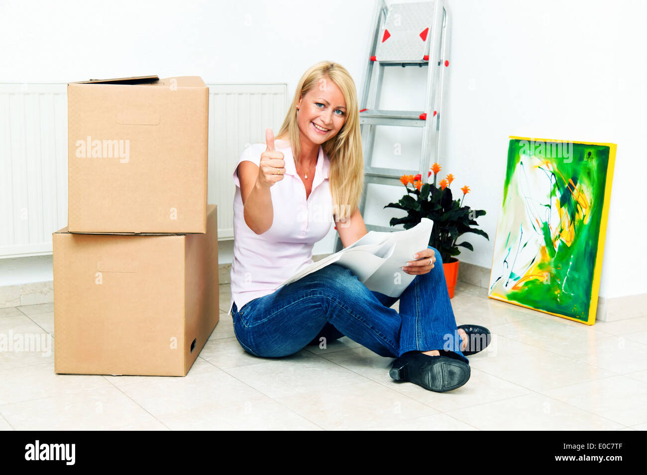 Donna con cartoni con il trasloco nel nuovo appartamento., Frau mit Kartons beim Umzug in Die neue Wohnung. Foto Stock
