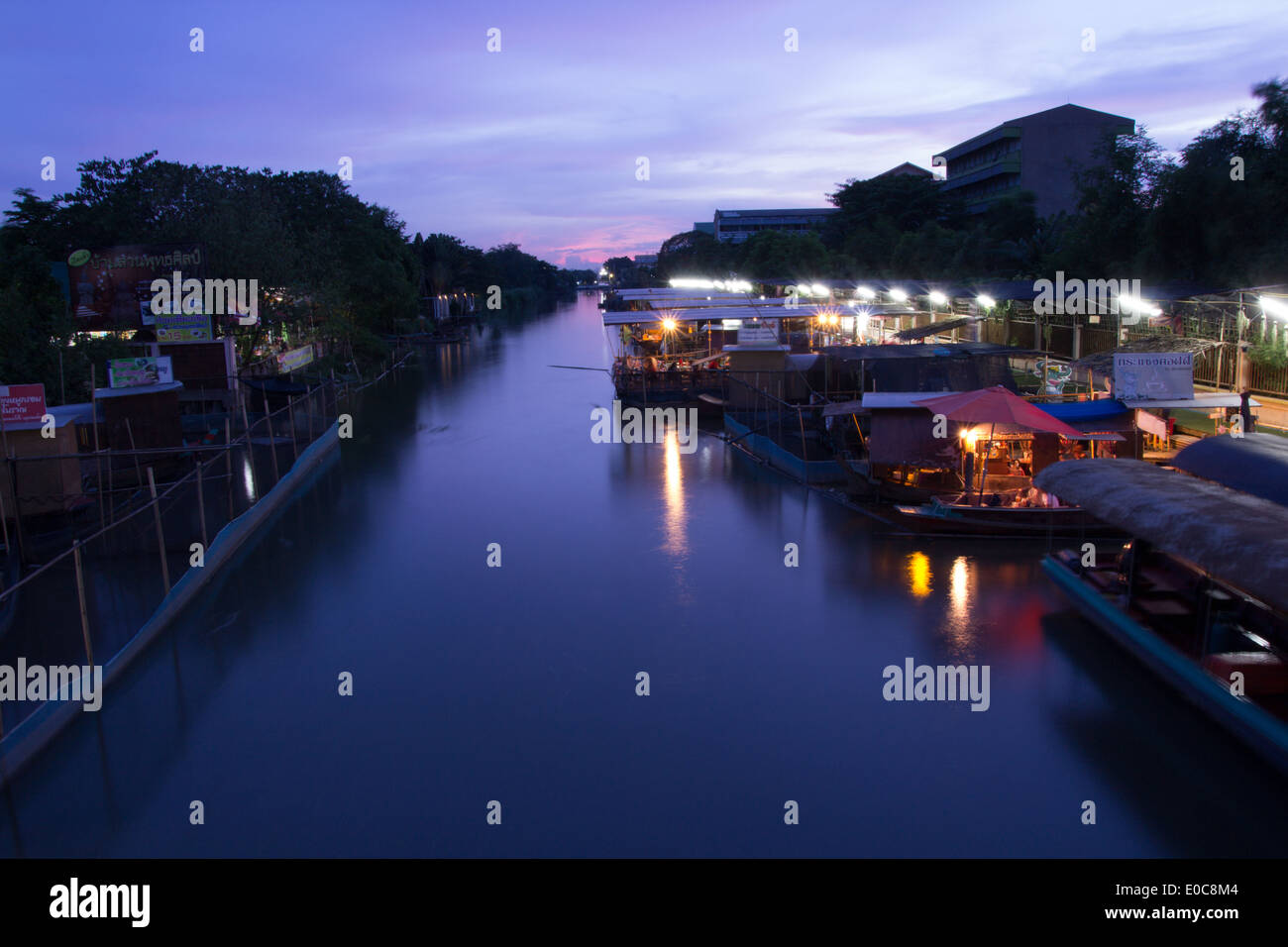 Paesaggio di notte lungo il fiume. Foto Stock