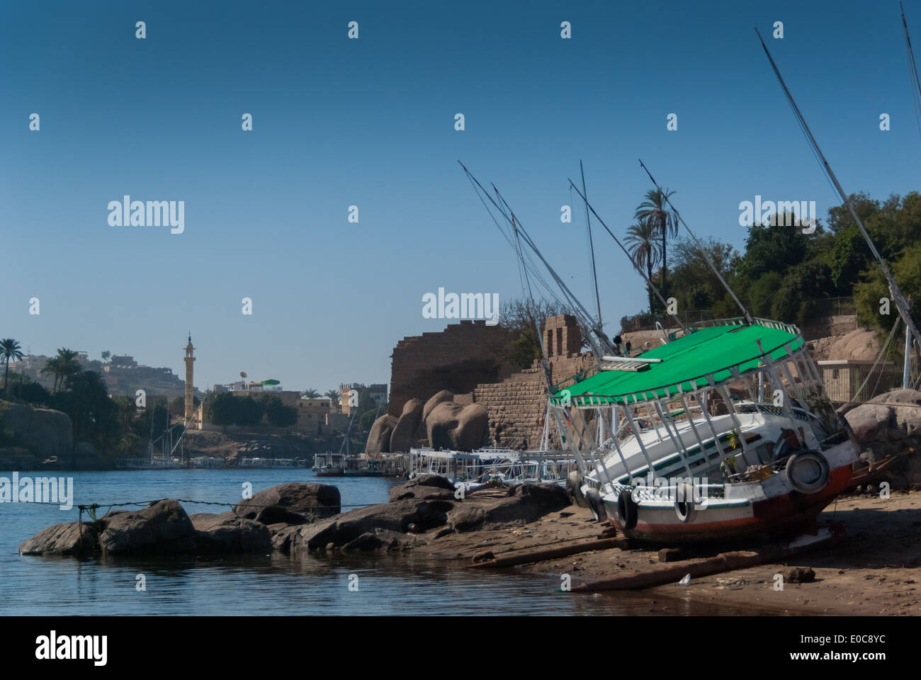Imbarcazione turistica bloccati sulla spiaggia in angolo sud dell isola Elefantina, vicino Nilometer, Aswan, Alto Egitto Foto Stock