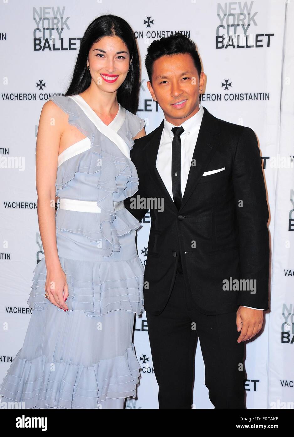 New York, NY, STATI UNITI D'AMERICA. 8 Maggio, 2014. Caroline Issa, Prabal Gurung presso gli arrivi per New York City Ballet 2014 Spring Gala, David H. Koch Theater al Lincoln Center di New York, NY Maggio 8, 2014. Credito: Gregorio T. Binuya/Everett raccolta/Alamy Live News Foto Stock