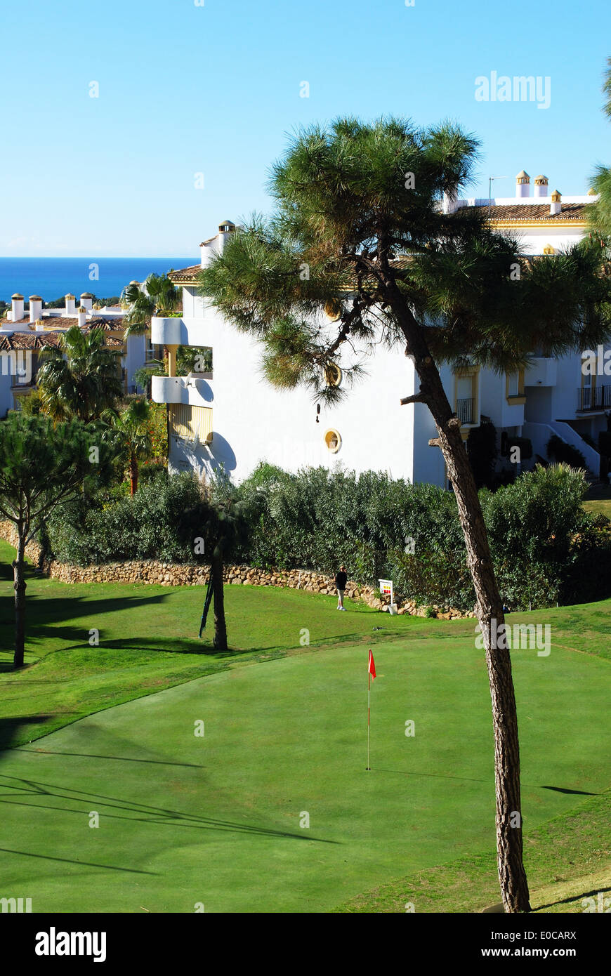 Putting green con la vista verso il mare Mediterraneo, La Siesta Golf, Calahonda, Costa del Sol, Andalusia, Spagna. Foto Stock
