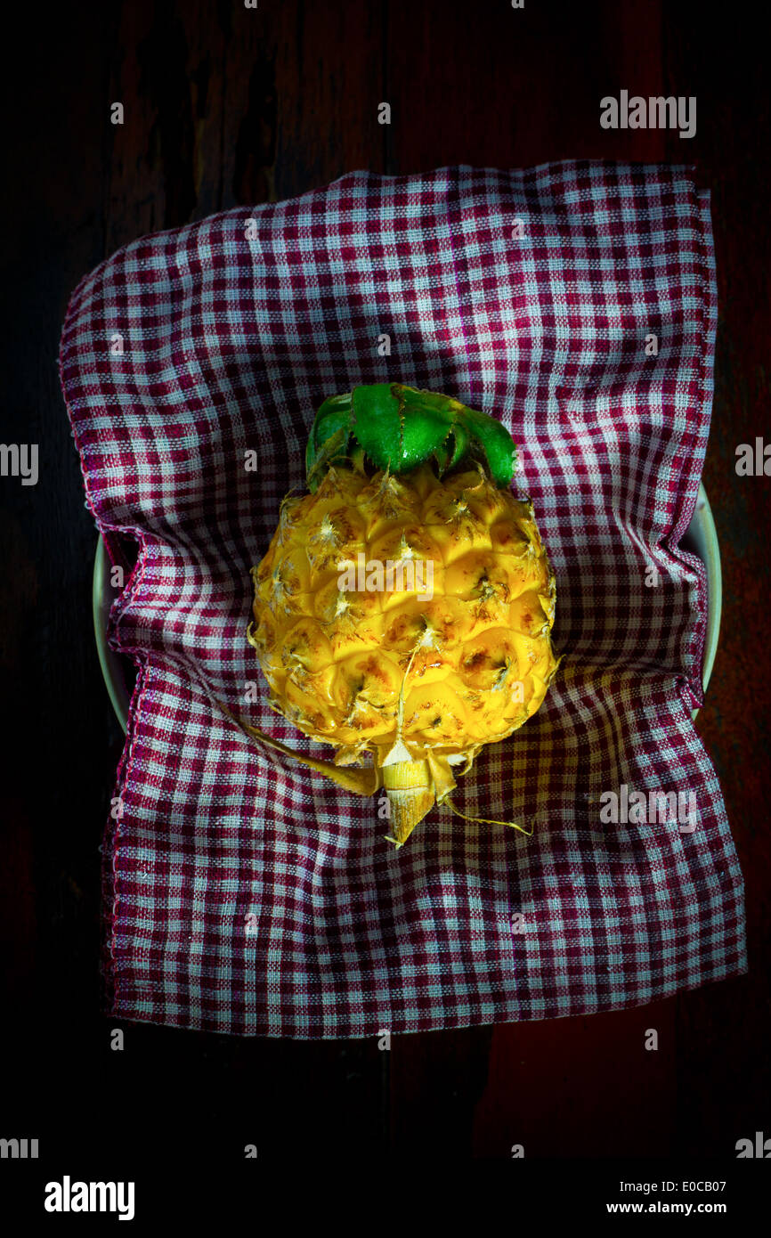 Ananas da Chiangrai Thailandia Phuket [originale] frutto laici [prevista sul][sedersi su][sciarpa cambogiana] sul verde ceramica piastra alimentare Foto Stock