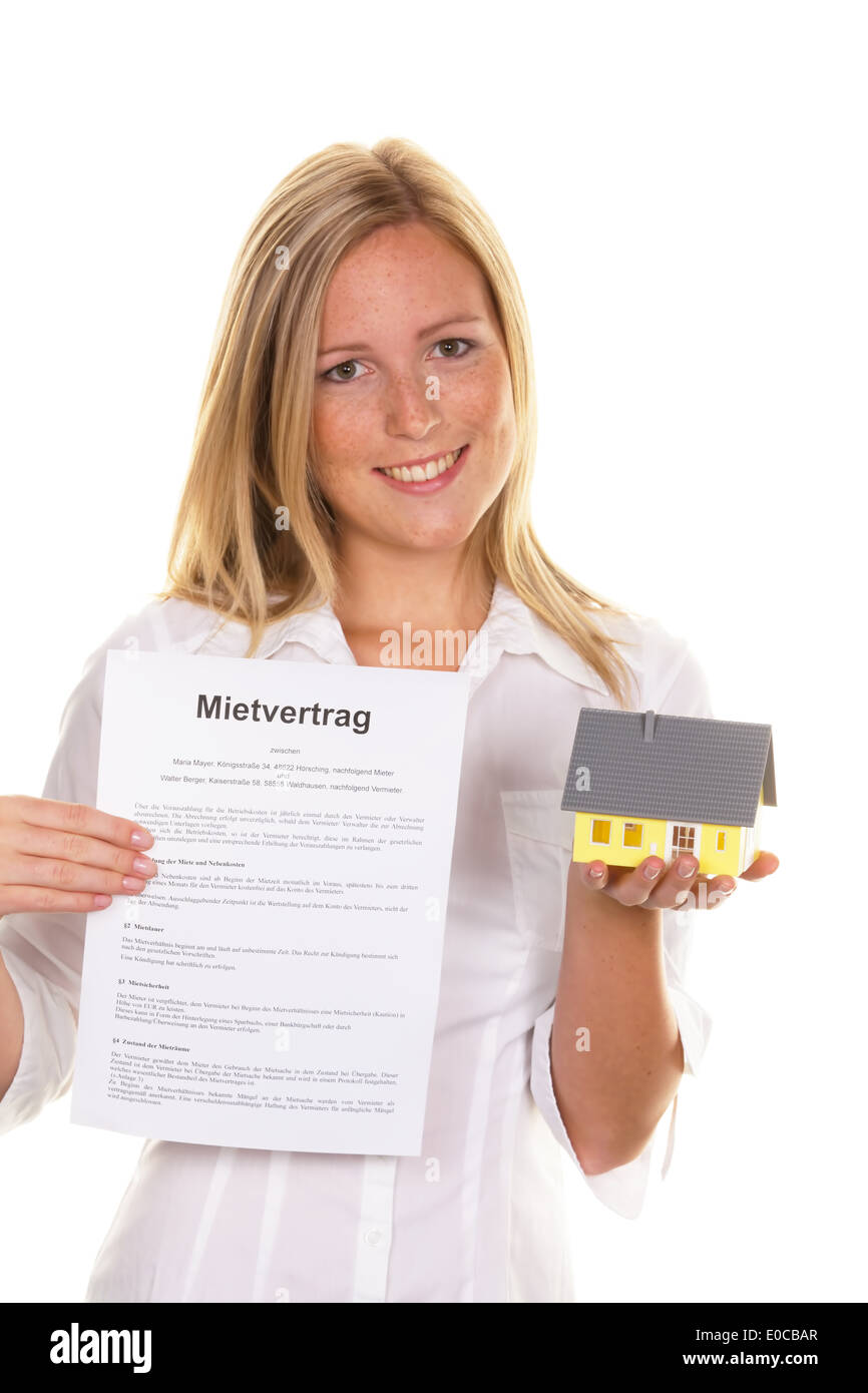 Una giovane donna ha concluso un contratto di noleggio con successo., Eine junge Frau hat einen Mietvertrag erfolgreich abgeschlossen. Foto Stock