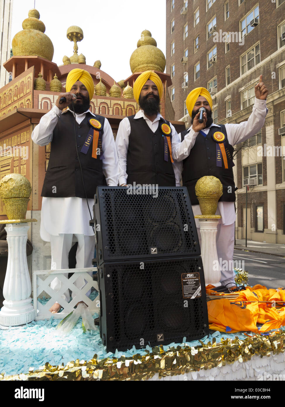 Cantanti sul galleggiante del tempio d'Oro al ventisettesimo Sikh annuale parata del giorno su Madison Avenue a New York, 2014. Foto Stock