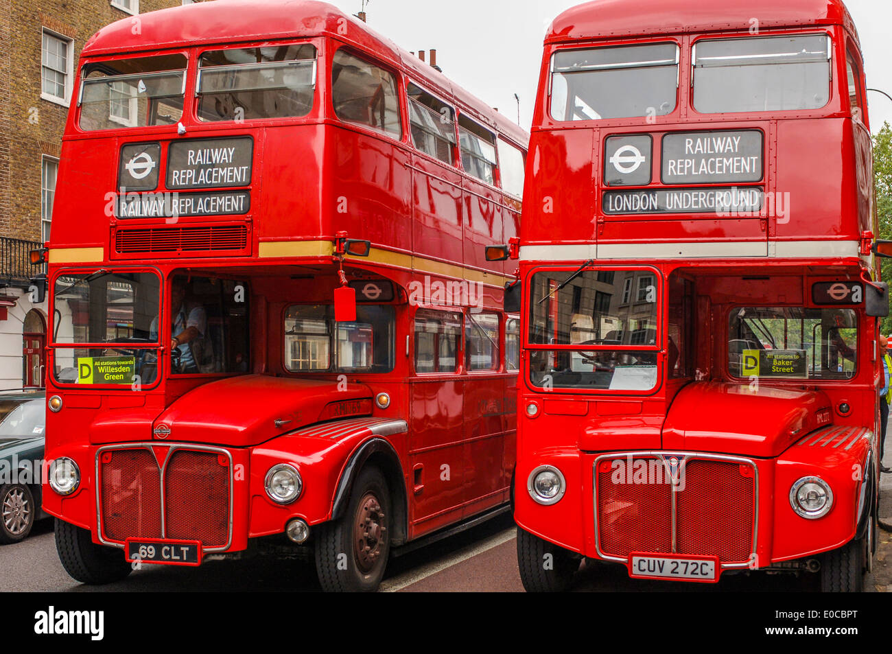 Due autobus Red Original Route Master in servizio di sostituzione ferroviaria a Baker Street Londra Inghilterra Regno Unito Foto Stock