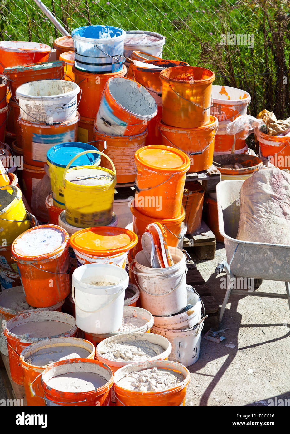 Molti vasi con colore di un pittore dopo una ristrutturazione, Viele Kuebel mit Farbe von einem Maler nach einer Renovierung Foto Stock