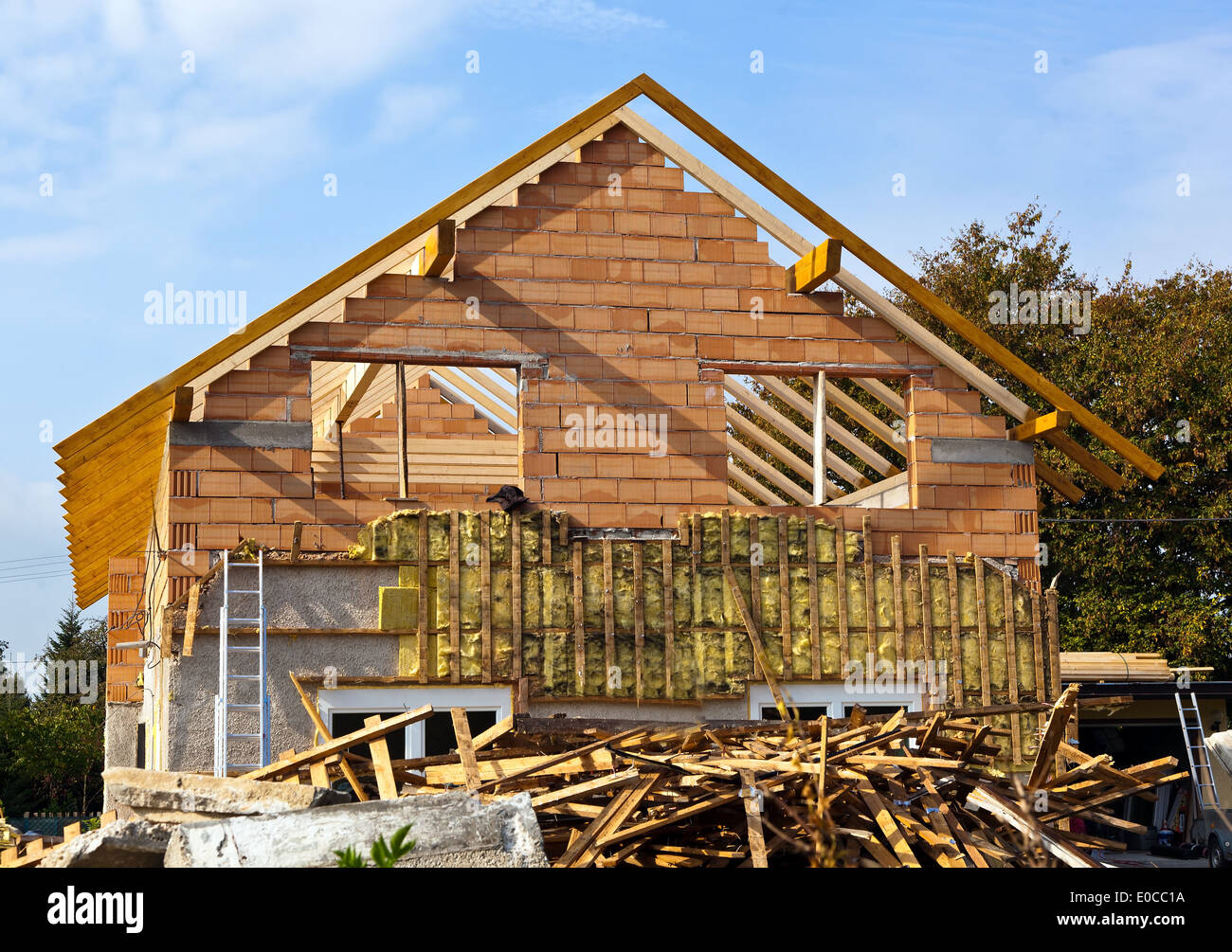 Una vecchia casa di abitazione è stato rinnovato. Nuovo isolamento termico e al nuovo quadro del tetto, Ein altes Wohnhaus wird renoviert. Neue Waermeda Foto Stock