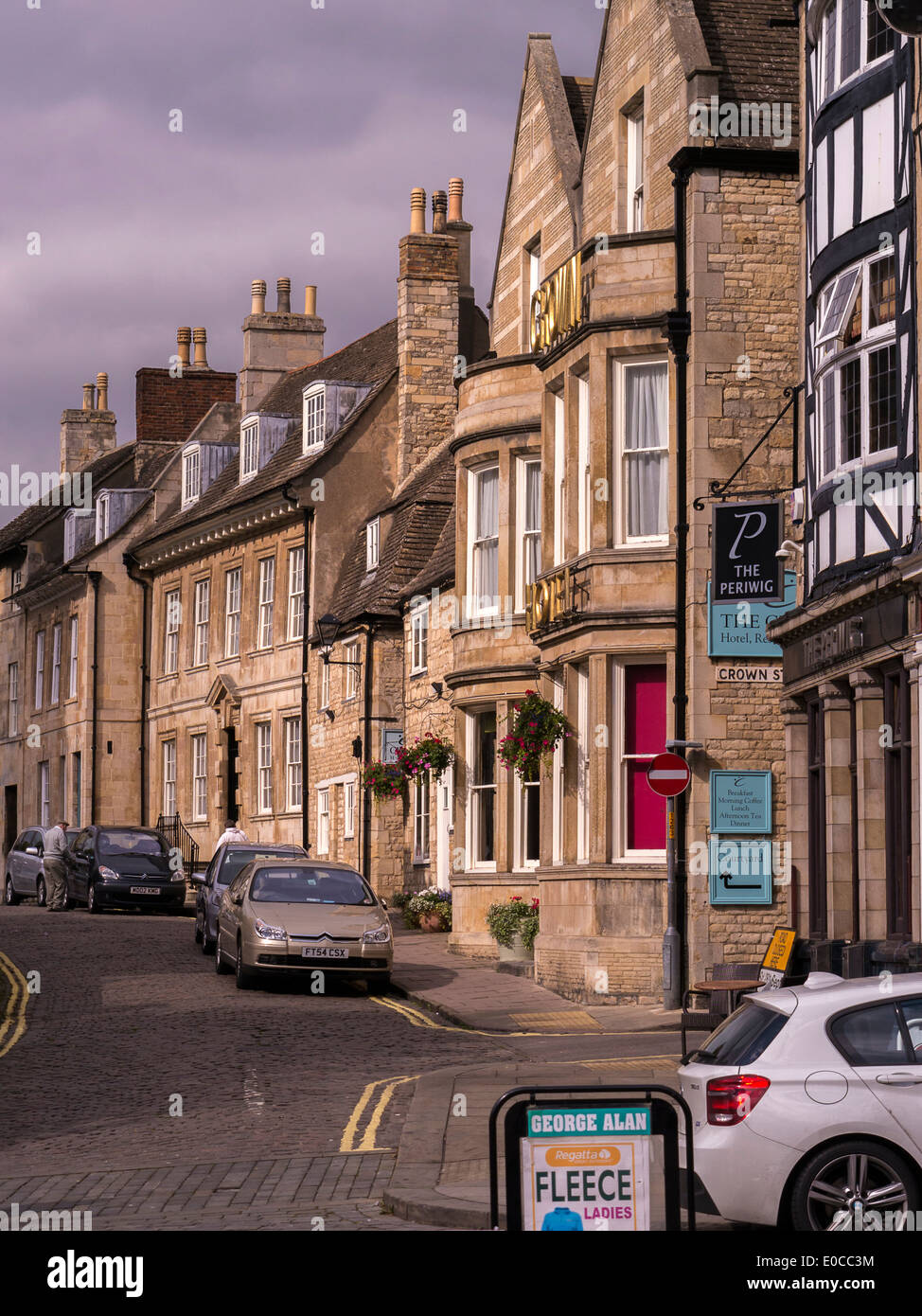 Vecchie costruzioni di pietra sulla strada di ciottoli, tutti i Santi posto, Stamford, Lincolnshire, England, Regno Unito Foto Stock