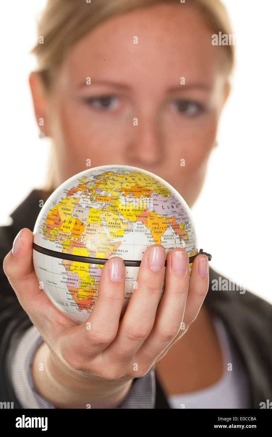 Una giovane donna tiene un globo in mano. Foto simbolico per il turismo in viaggio e la protezione dell'ambiente, Eine junge Frau haelt Foto Stock