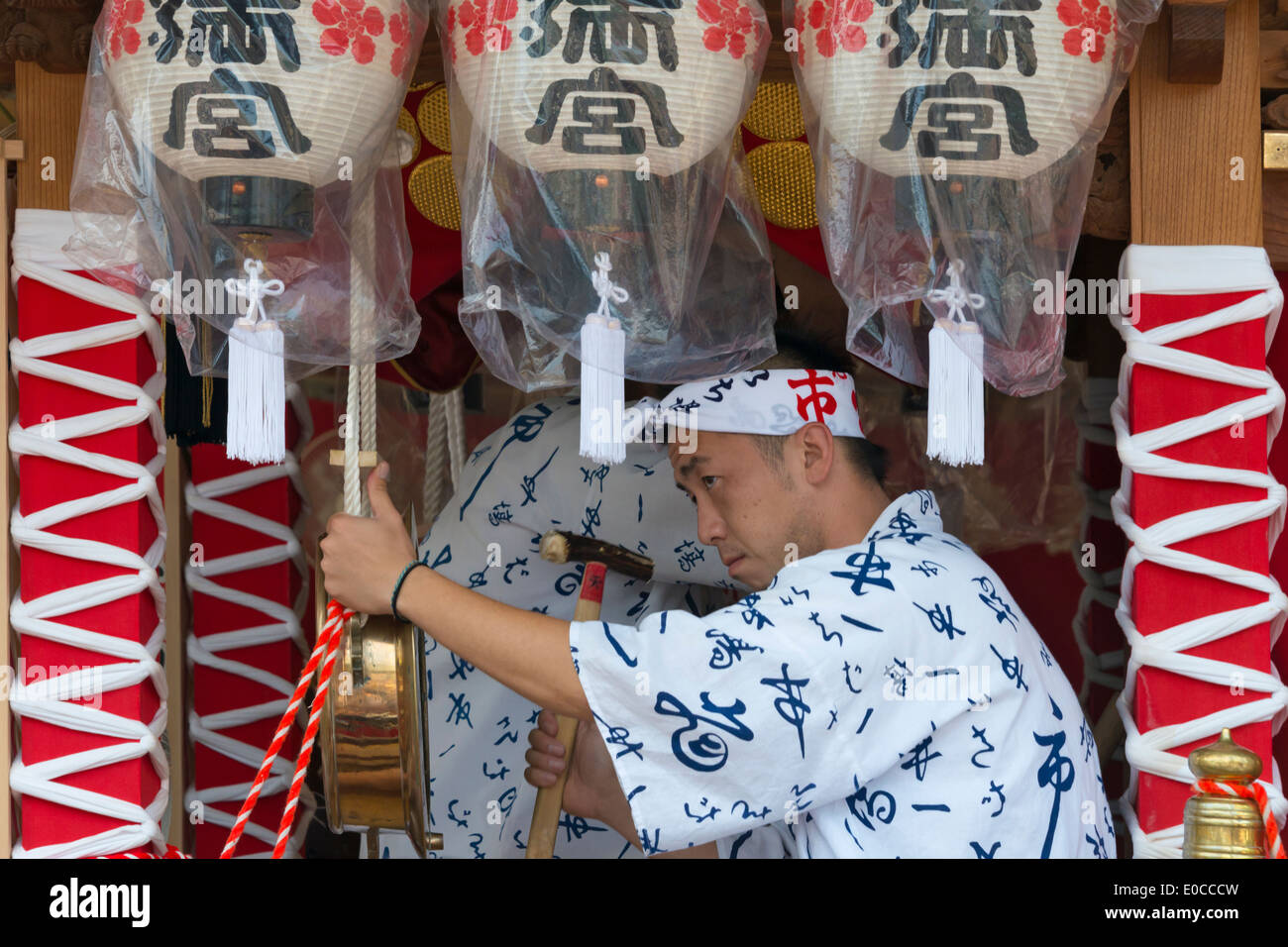 Battendo il gong celebrando Tenji Matsuri Festival, Osaka, Giappone Foto Stock