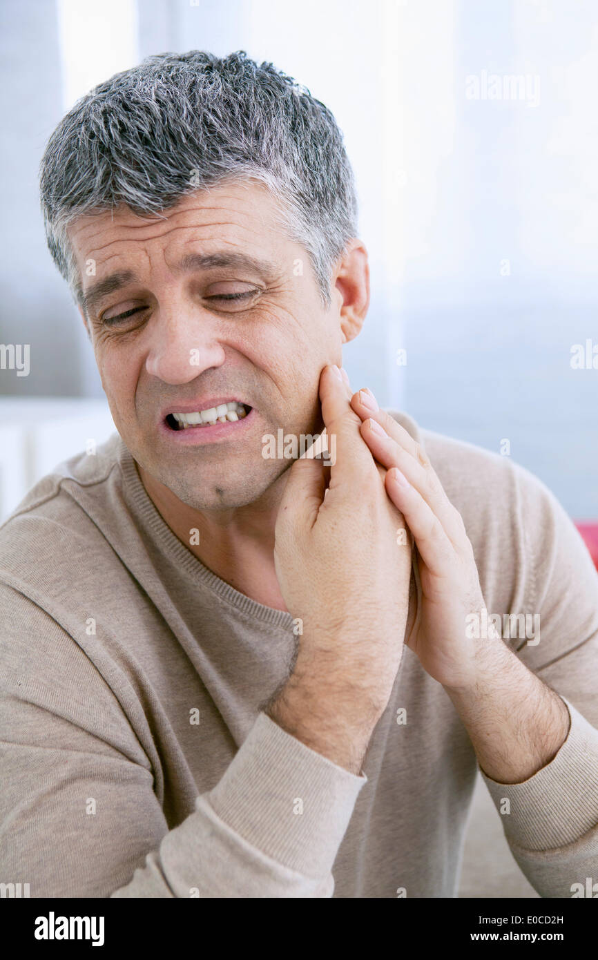 Uomo con il mal di denti Foto Stock