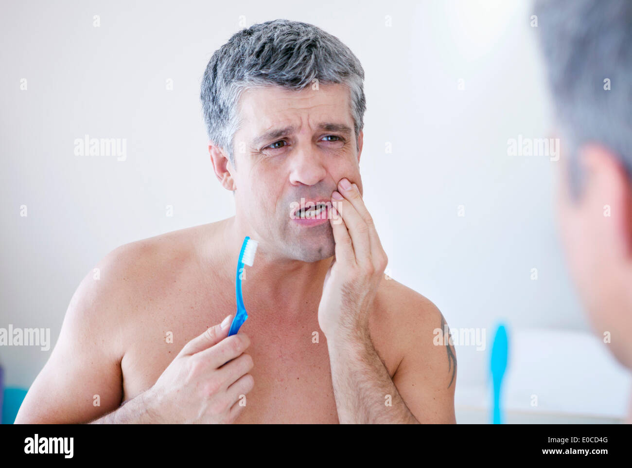 Uomo con il mal di denti Foto Stock