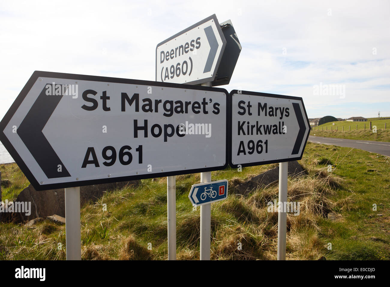 Indicazioni stradali su Orkney in corrispondenza di una giunzione tra la A961 e la A960 Foto Stock