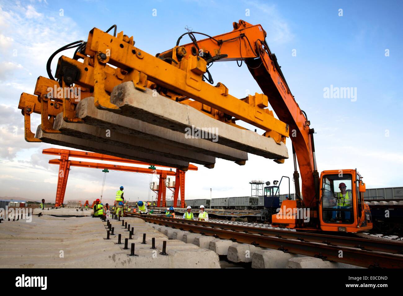 (140509) -- Dire Dawa, 9 maggio 2014 (Xinhua) -- persone lavorano presso il cantiere per la costruzione della ferrovia elettrica in Dire Dawa, Etiopia il 27 aprile 2014. Il primo overseas elettrica ferroviaria costruita a norme cinesi iniziarono ad avere i suoi binari posati in Dire Dawa, Etiopia, il 8 maggio 2014. La ferrovia che si allungheranno di 740 chilometri che collega capitale etiopica, Addis Abeba con Gibuti capitale del Gibuti, dovrebbe essere completato entro la fine del 2015, con un investimento totale di 4 miliardi di dollari USA. (Xinhua/Liu Yu) (Q1) Foto Stock
