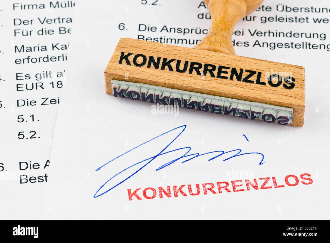 Un francobollo di legno si trova su un documento. Etichetta senza concorrenza, Ein Stempel aus Holz liegt auf einem Dokument. Aufschrift Konkurr Foto Stock