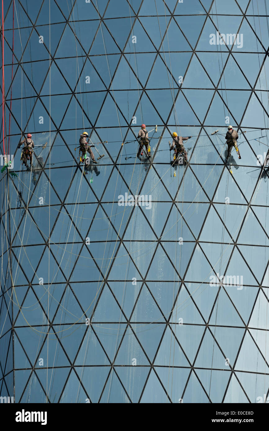 Doha. Il Qatar. I lavoratori migranti il lavaggio dei vetri di Al Bidda Torre. Foto Stock