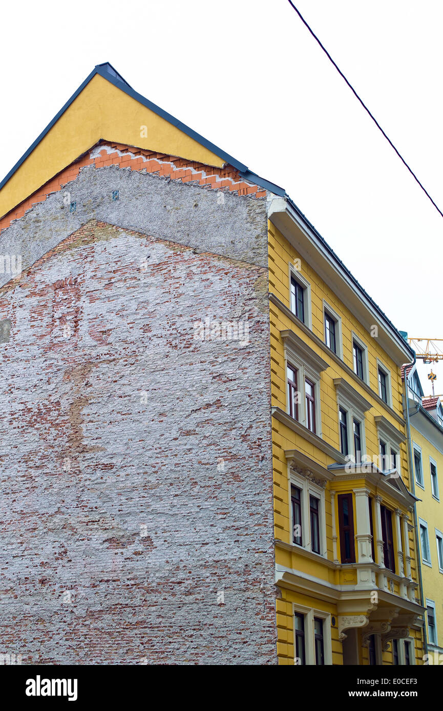 Un sito vuoto tra due case in una città., Eine Bauluecke zwischen zwei Haeusern in einer Stadt. Foto Stock