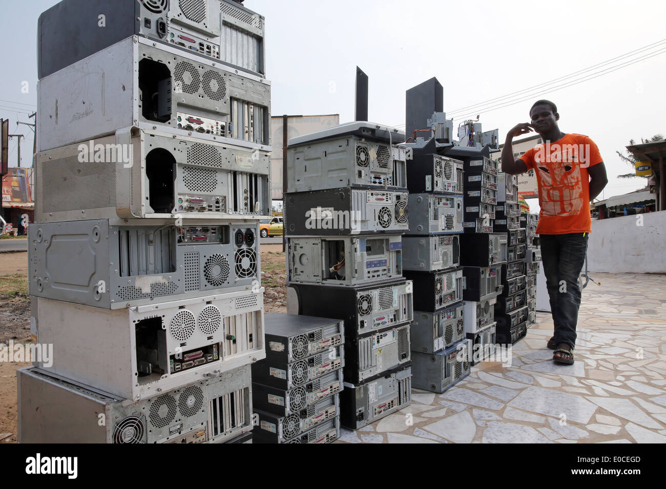 Seconda mano di computer usati provenienti da Europa e Stati Uniti per la vendita in un negozio di strada in Accra, Ghana Foto Stock