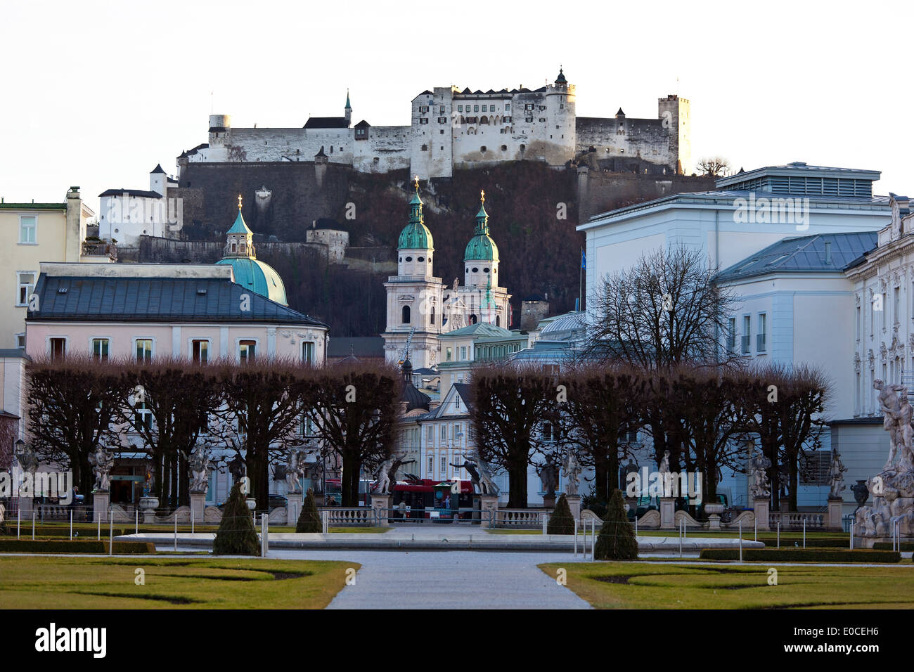 Una vista sulla città di Salisburgo in Austria. Città Vecchia e la fortezza di sale elevato castello, Eine Stadt Ansicht der Stadt Salzburg in Foto Stock