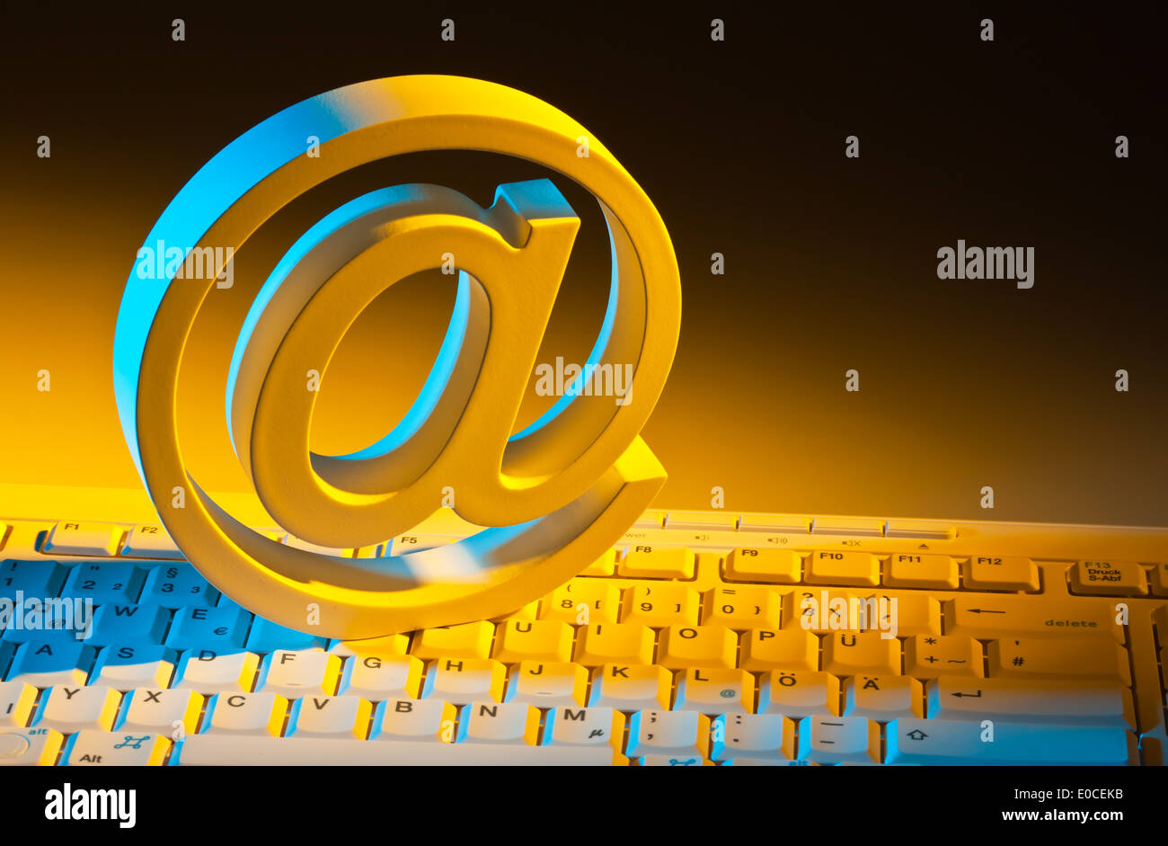 E-mail segno. La comunicazione moderna su Internet., Das e-mail Zeichen. Moderne Kommunikation im Internet. Foto Stock