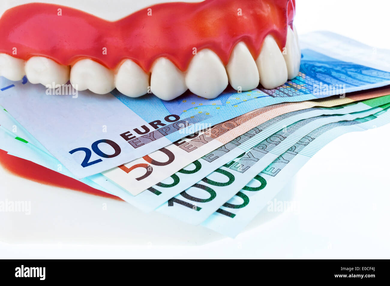 Un modello dentale con il dentista con euro Foto Stock