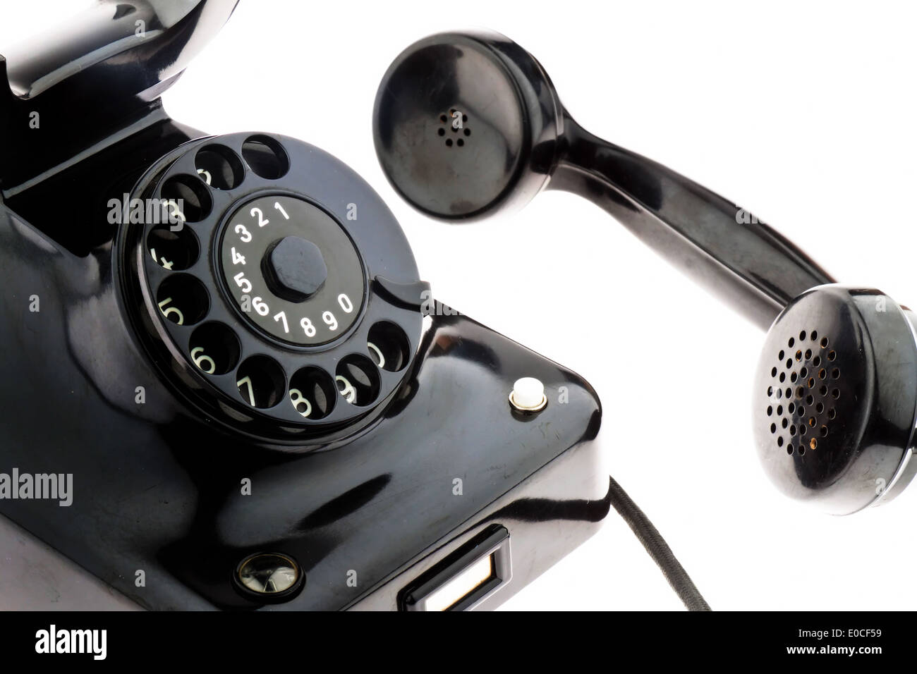 Un antico, vecchia rete fissa telefonica. Telefono su sfondo bianco, Ein antikes, altes Festnetz Telephon. Telefon auf weissem H Foto Stock