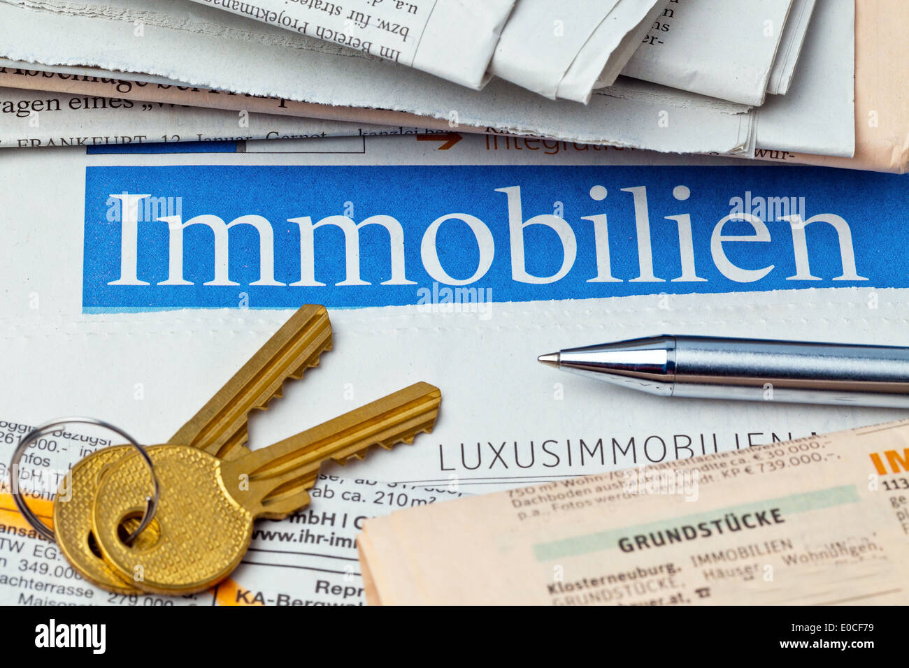 In un quotidiano di real estate è offerto per l'acquisto. Annunci faeuer acquisto casa e cerca un alloggio in ei Foto Stock
