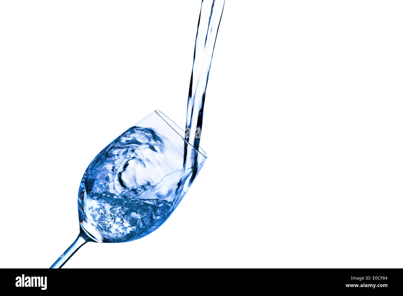 Pura e pulita acqua diventa in un vetro eingefaeuellt. Acqua potabile nel vetro d'acqua., Reines und sauberes Wasser wird in ei Foto Stock