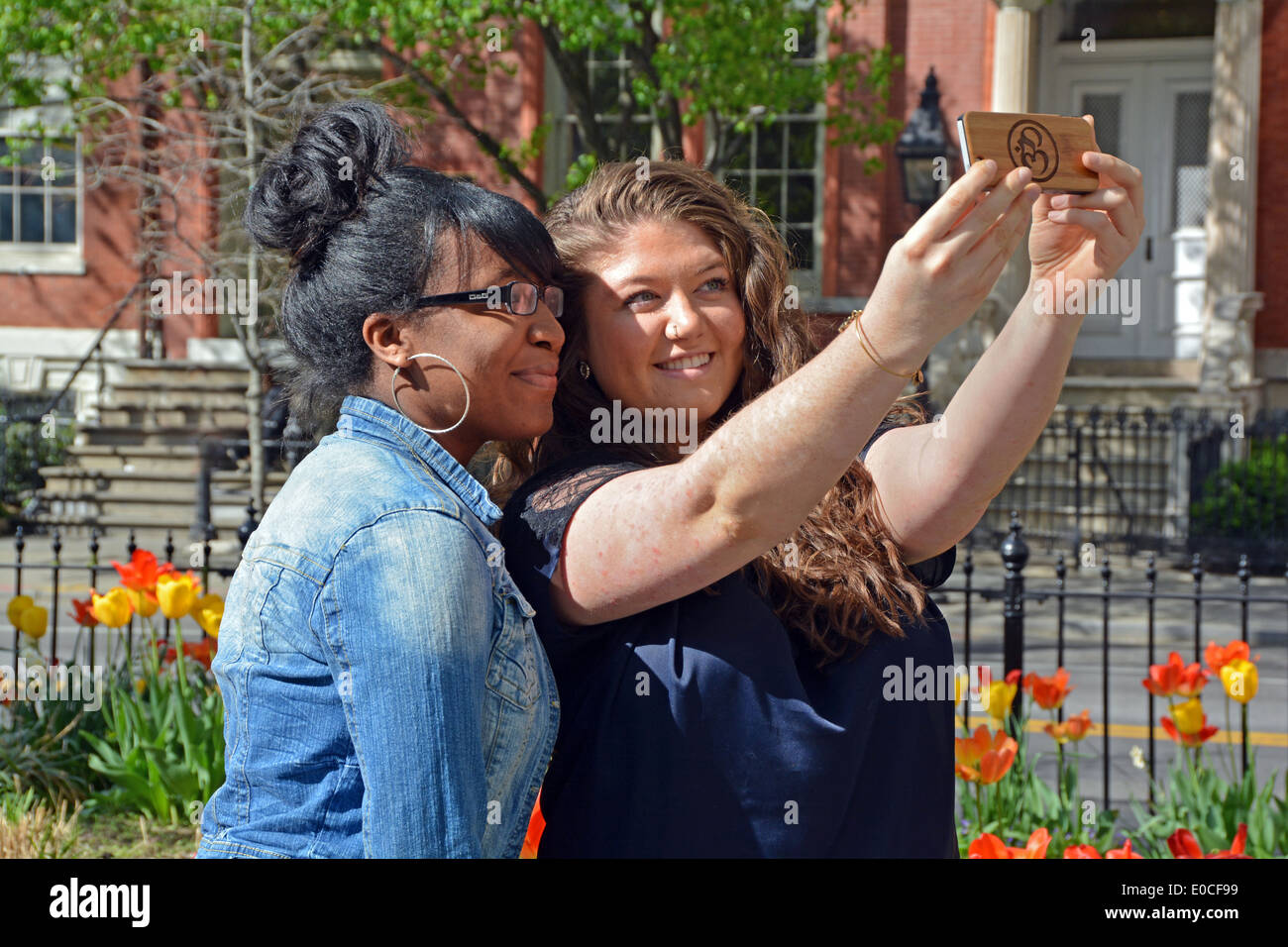 2 giovani donne prendere un selfie in Washington Square Park a Manhattan Foto Stock