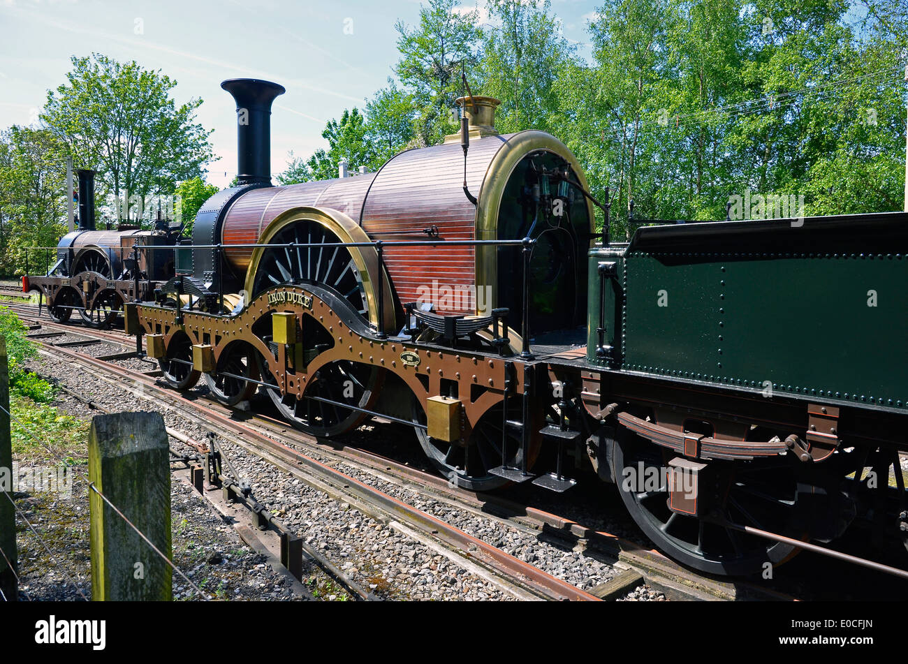 Didcot Railway Centre, casa del grande società occidentale. Due replica ampio calibro motori a vapore progettato da Gooch sul display. Foto Stock
