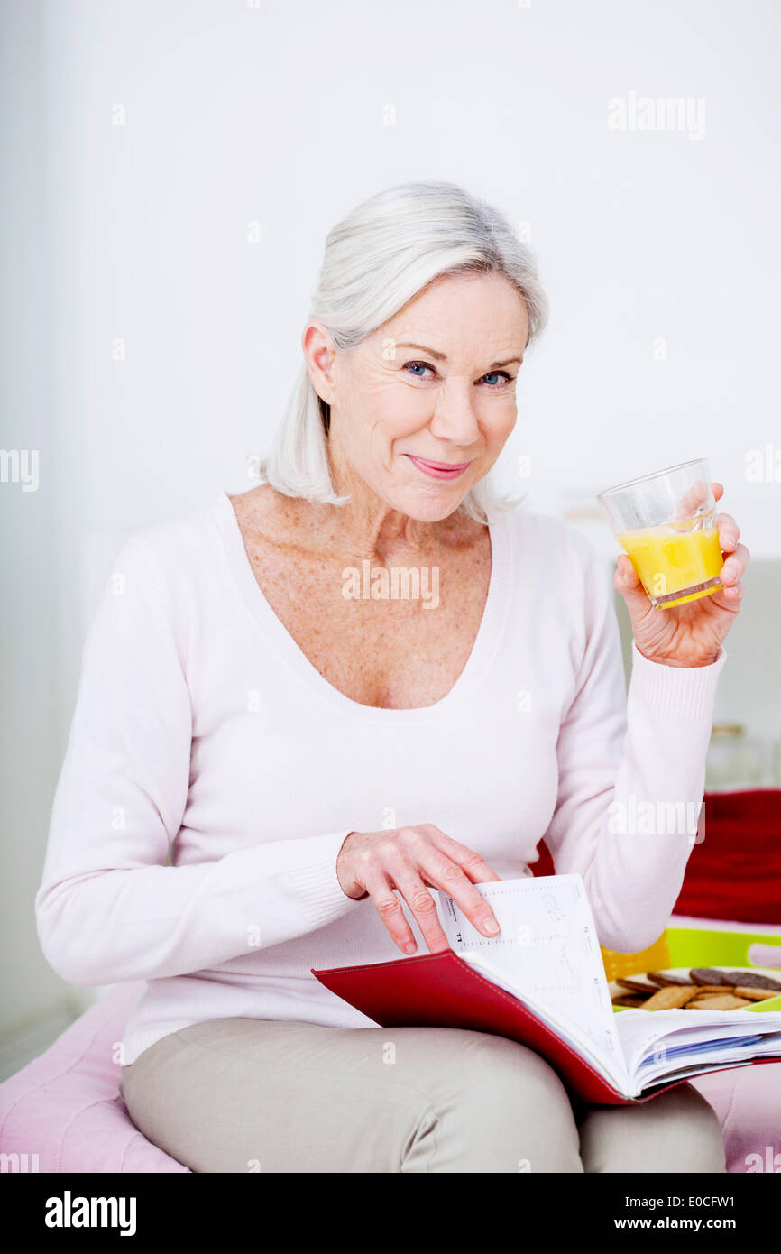 Persona anziana con bevanda fredda Foto Stock