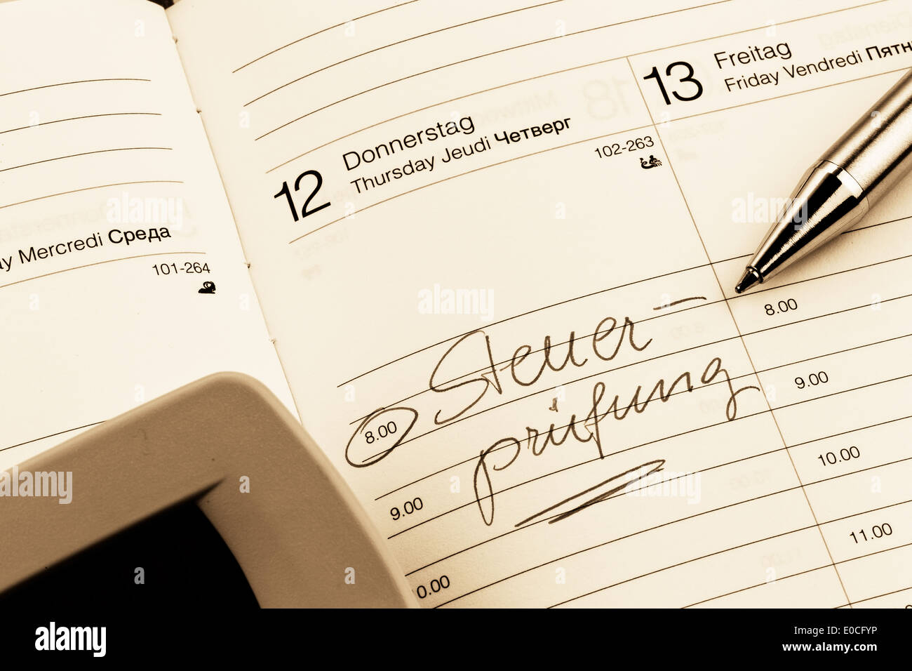 Un appuntamento viene messo giù in un calendario: Steuerpraeuefung, Ein Termin ist in einem Kalender eingetragen: Steuerpraeuefung Foto Stock